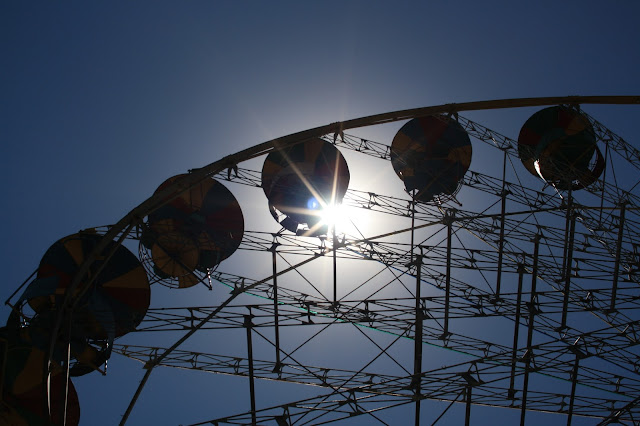 Ouzbékistan, Boukhara, Parc des Samanides, manèges, grande roue, © L. Gigout, 2010