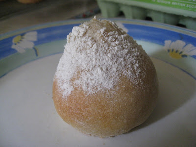 flour sprinkled roll