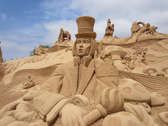 Sand Water Sculpting Sculpture Art Vision Skill Creativity Innovation Realism Artists Alive Music Singing Acting Videography Film Photography Crafts Drawing Calligraphy Painting Graffiti Graphics Animation Design Designing Architecture Literature Castles Competition Construction Dinosaurs Star Wars Harry Potter Smurfs Poseidon Pirates