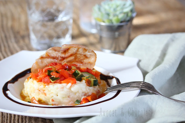 alt="assiette blanche garnie d'un risotto aux petits légumes décorée d'une tranche de jambon cru grillé"