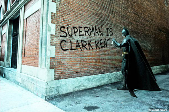 batman desenmascara a superman en pintada