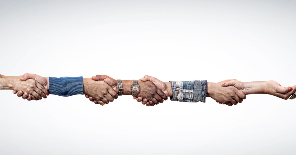 Рука человека. Пожатие ладоней. Четыре руки. Рукопожатие четырьмя руками. Правило пяти рукопожатий.