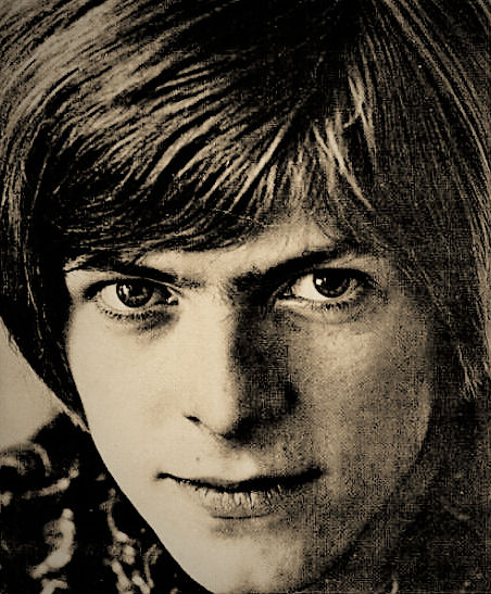 David Bowie em imagem promocional de 1967 editada por terceiros sem registros de direitos autorais. Texto publicado originalmente no Facebook em 11 de janeiro de 2016.