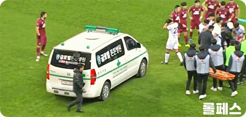 꼭 칭찬 받았으면하는 이승모 부상장면에서 심판 + 스텝진들 재빠른 대처.gif | 인스티즈