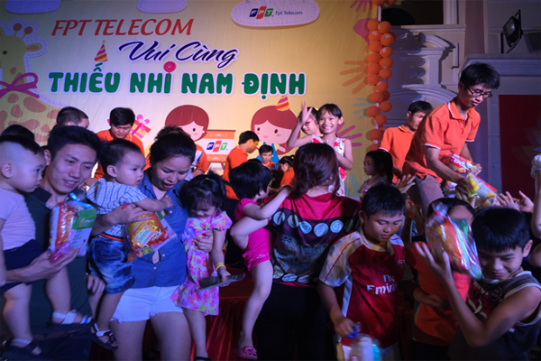 Công Ty FPT Telecom Nam Định Tặng Quà Cho 1000 Trẻ Em 1 Công Ty FPT Telecom Nam Định Tặng Quà Cho 1000 Trẻ Em 1