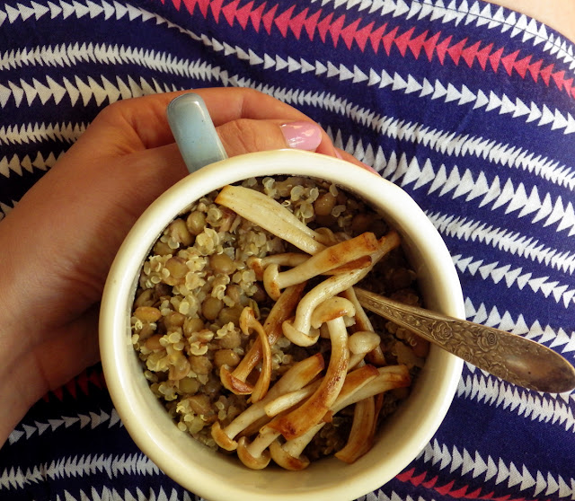 Quinoa Raz! Prosta quinoa z zieloną soczewicą i białymi grzybkami shimeji