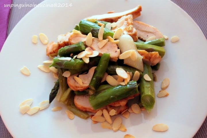 insalata tiepida di asparagi, cipollotti, pollo e mandorle tostate