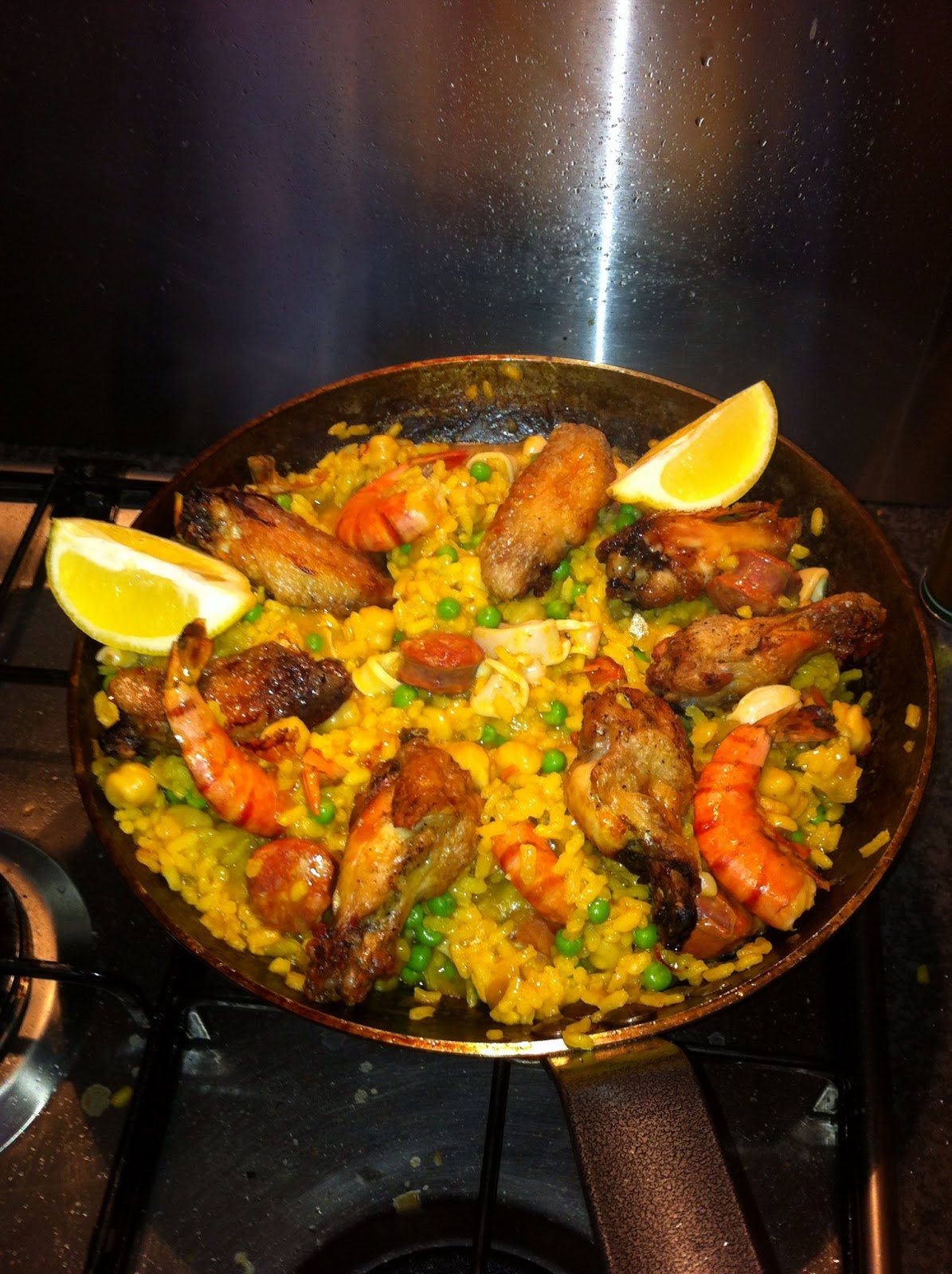Dromen over koken enzo... Paella met chorizo, kip, garnalen en inktvis