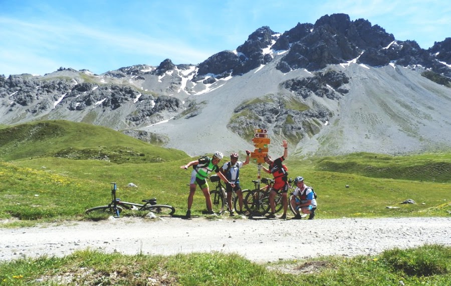 scharl-arnoga-suiza-italia-transalpes-en-btt-alpes-dass-radond