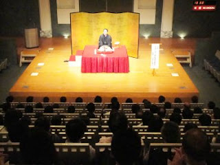 講演会講師・三遊亭楽春の落語に学ぶ顧客満足講演会の風景。 講演会講師・三遊亭楽春の落語に学ぶ顧客満足講演会の風景。
