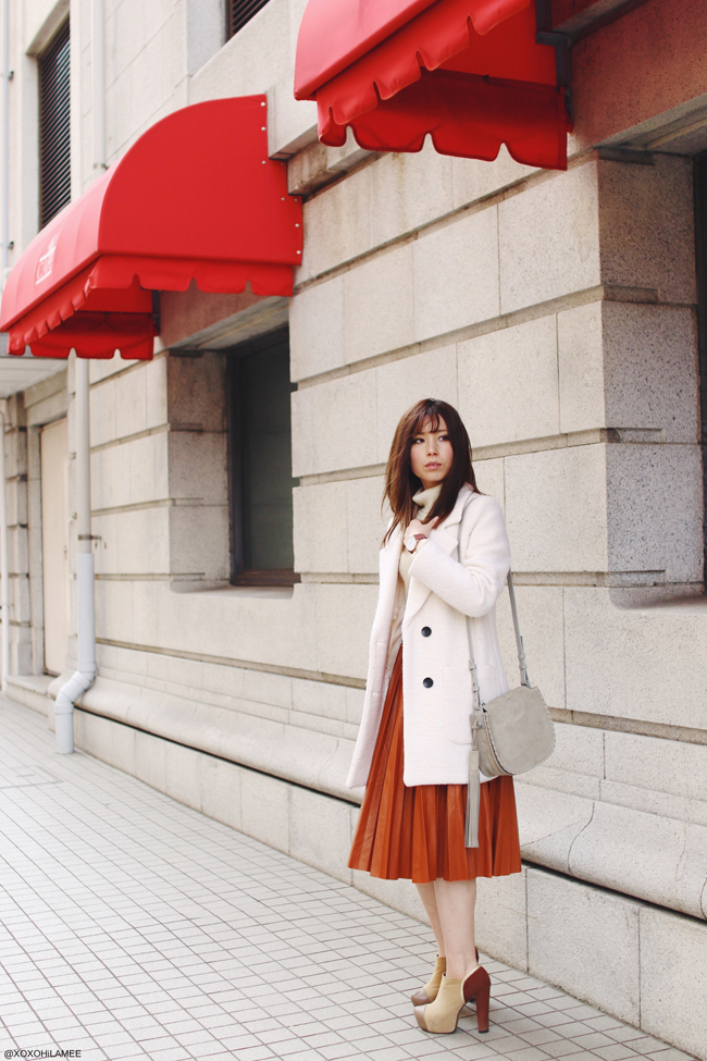 Japanese Fashion Blogger,MizuhoK,OOTD,20170402,CHOIES-white coat,UNIQLO-turtle neck tops,Dresslily-Brown faux leather pleated midi skirt,RANDA-Chunky Heel booties,ALLSaints-fringed gray crossbody bag,Angreas Ingeman-watch,feminine style 日本人ファッションブロガー,MizuhoK,今日のコーデ,20170402,CHOIES-ホワイト厚手コート,UNIQLO-オフホワイトタートルネックトップス,Dresslily-ブラウンのフェイクレザーのプリーツミディスカート,RANDA-チャンキーヒールカラーブロックブーティー,ALLSaints-フリンジ飾り付きグレーのショルダーバッグ,Angreas Ingeman-ダークレッド腕時計、フェミニンスタイル