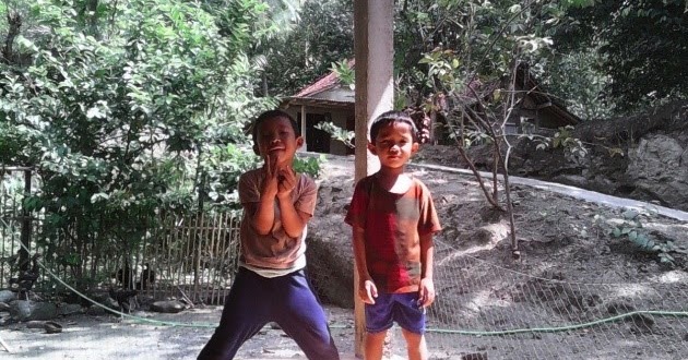 Gaykids мальчика филиппины. Anak anak blogspot. Anak anak blogspot. Девушка peperonity 3gp. Дети играют на улице.