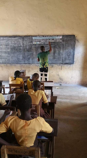  Viral photos of diligent teacher who drew everything about Computer on the board for his pupils because there are none in the school!