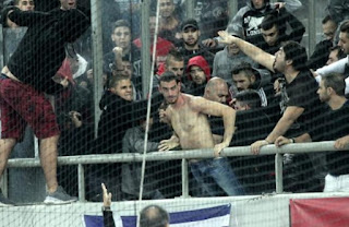 Συγκλονίζει ο οπαδός που χτυπήθηκε στο