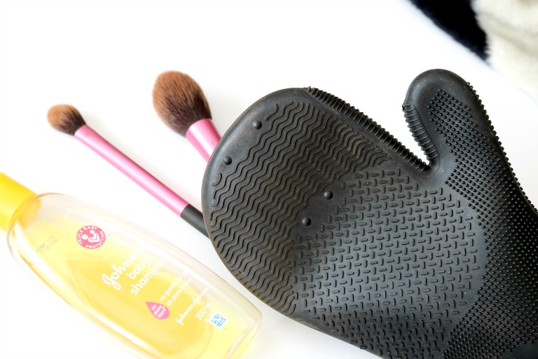 glove for cleaning makeup brushes