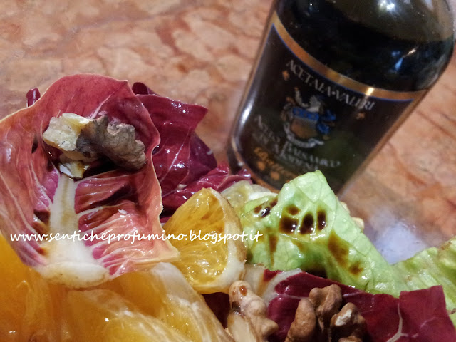 Insalata gentile con radicchio rosso arance e noci Insalata gentile con radicchio rosso arance e noci