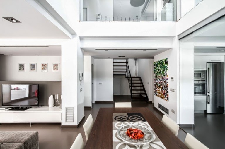 Diseño de Interiores con una Paleta de Blancos, Grises y Pequeños