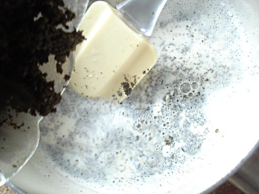 Green tea ice cream by Laka kuharica: pour milk over the tea