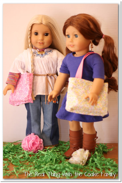 Free doll patterns for an American Girl Doll reversible tote with removable flower. Too cute! #sewing #AmericanGirl Free doll patterns for an American Girl Doll reversible tote with removable flower. Too cute! #sewing #AmericanGirl
