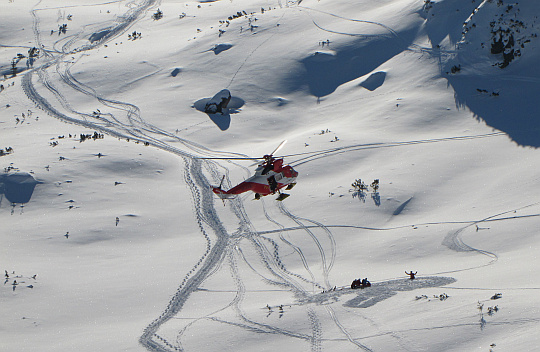 Ratownicy TOPR z pomocą poszkodowanej narciarce.