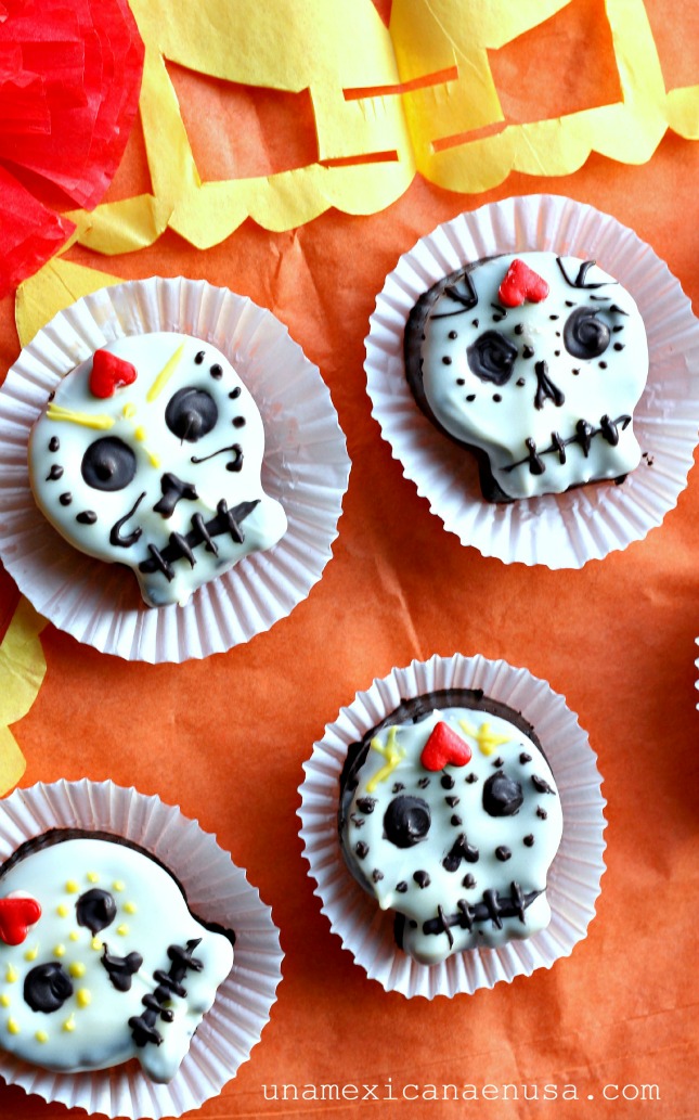 Calaveritas hechas con galletas de chocolate para el Día de muertos by www.unamexicanaenusa.com Calaveritas hechas con galletas de chocolate para el Día de muertos by www.unamexicanaenusa.com