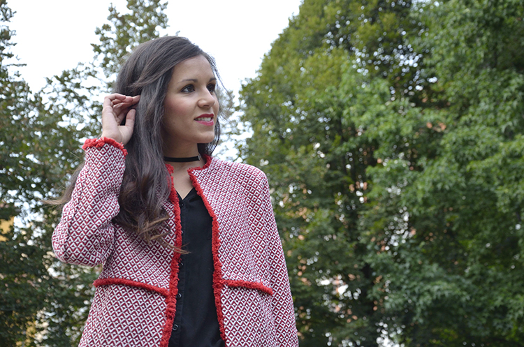 abrigo-rojo-otoño-blogger-outfit-look-ootd-trends-gallery-black-white-red
