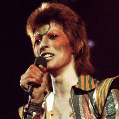 David Bowie cantando.