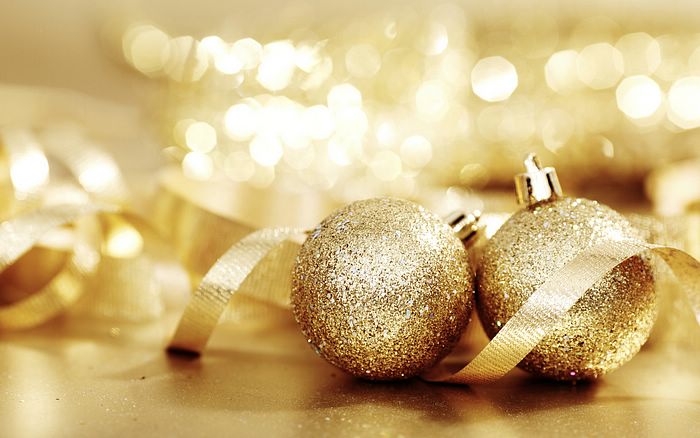 Christmas Backgrounds: Golden Christmas Balls Backgrounds