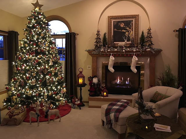 Home and Gardening With Liz: Christmas Mantel and more...