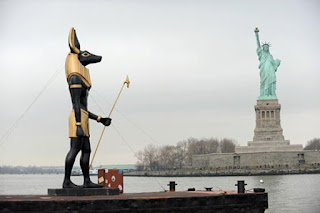 ΑΠΟΚΛΕΙΣΤΙΚΟ ΑΝΟΠΑΙΑ ΑΤΡΑΠΟΣ:ΑΠΟΚΡΥΦIΣΤΙΚΑ ΣΥΜΒΟΛΑ ΚΑΙ ΜΗΝΥΜΑΤΑ ΣΕ ΤΟΙΧΟΥΣ ΤΗΣ ΑΘΗΝΑΣ ΜΕΡΟΣ Ε’