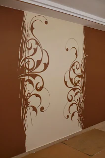 Malowanie na ścianie grafiki ściennej przedstawiającej esy floresy