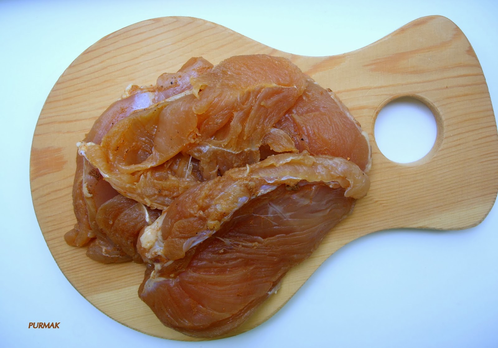 Бастурма из куриной грудки. Грудка индейки сыровяленая. Карпаччо куриное сырокопченое. Как сделать вяленую куриную. Вяленая куриная грудка.