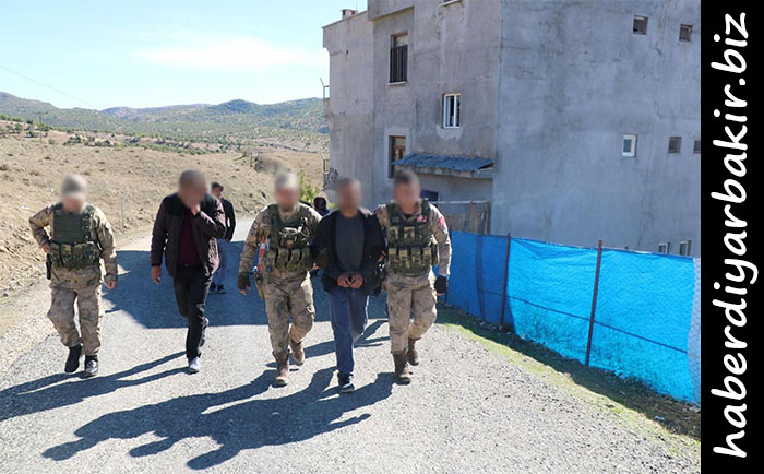 Diyarbakır'da çeşitli suçlardan aranan 5 kişi tutuklandı DİYARBAKIR- Diyarbakır Valiliği tarafından yapılan açıklamada, Ulusal Yargı Ağı Projesi (UYAP) bilgi sisteminde aranma kaydı olup çeşitli iş yerlerinde çalışan kişilerin bulunduğunun tespit edildiği belirtildi.