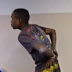 BAHIA / FEIRA DE SANTANA: jovem preso por furto diz que está incorporado com “Preto Velho”