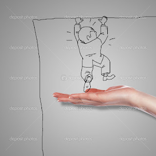 Foto con mano soportando a un niño subiendo una pared