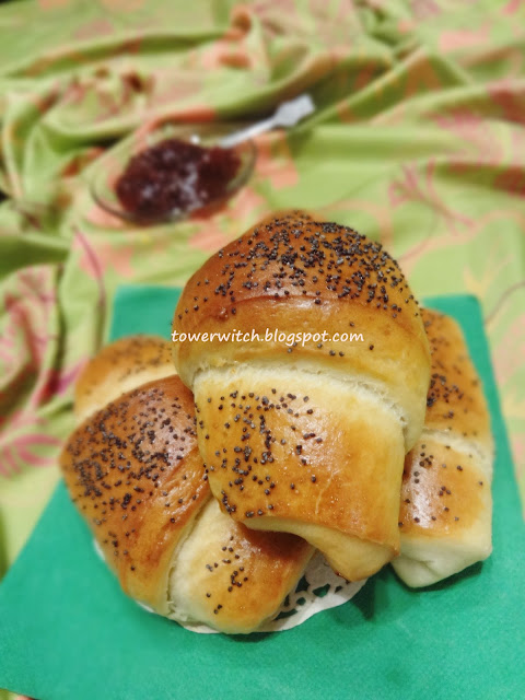 Кифлички с конфитюр и макова поръска