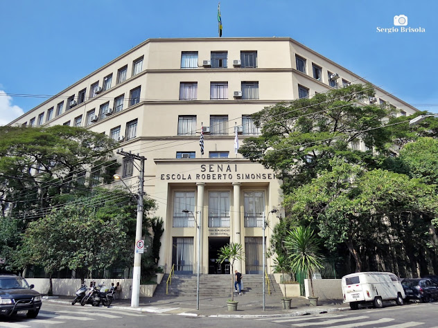 Vista ampla da fachada da Escola SENAI Roberto Simonsen - Brás - São Paulo