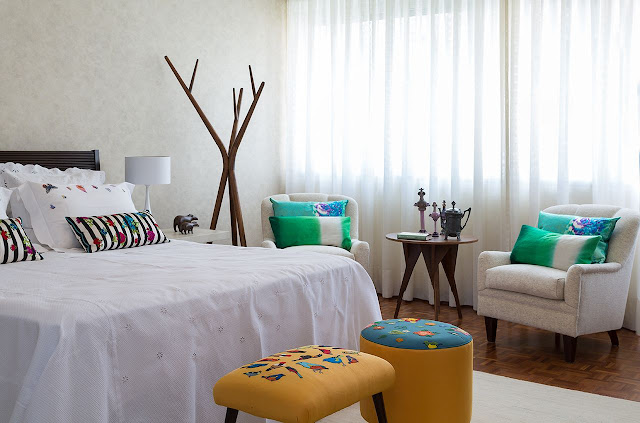 quarto-casal-com-puffs blogs-de-arquitetura