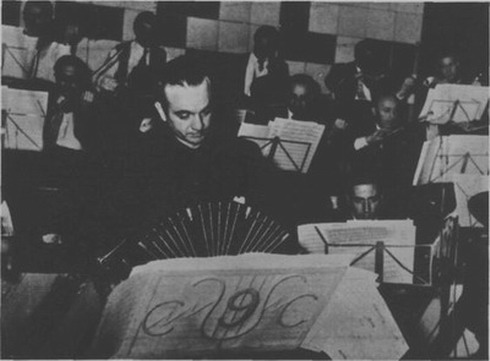 Astor Piazzolla de regreso de U.S.A. dirige su Orq. de cuerda en Canal 9. A su derecha Horacio Malvicino