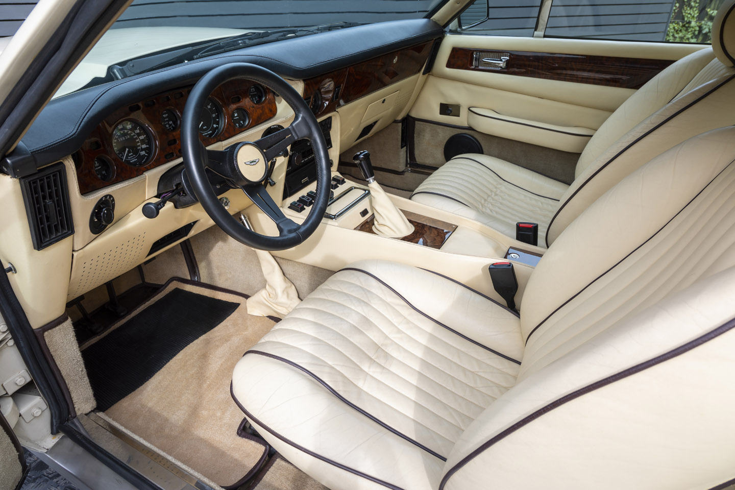 Aston Martin v8 Vantage салон