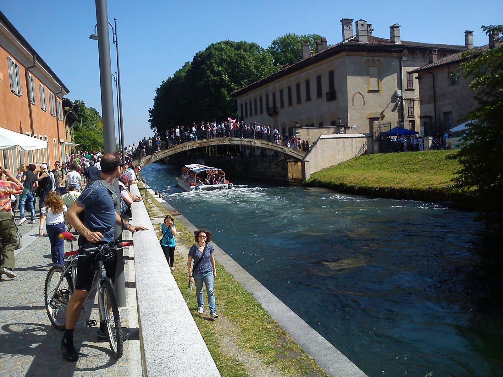 ROBECCO SUL NAVIGLIO In migliaia alla Fiera di San Majolo (VIDEO) ROBECCO SUL NAVIGLIO In migliaia alla Fiera di San Majolo (VIDEO)