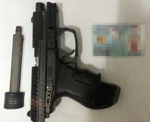 pistol Amir Ukays, pistol mainan, pistol bunuh cicak, pistol Walther CP99 Compact, pistol 12L20520