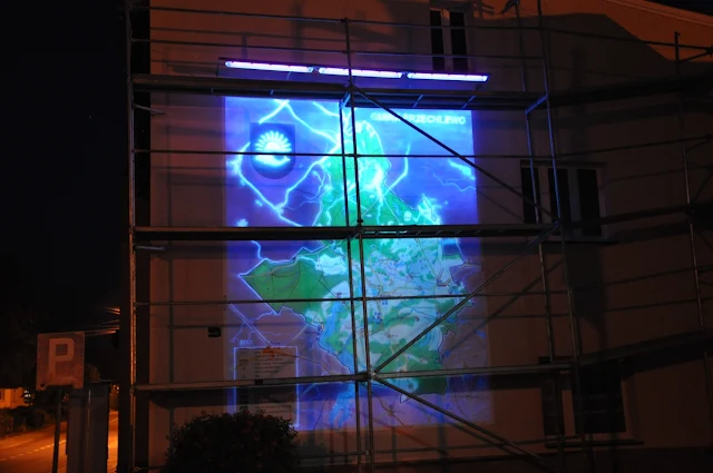 Malowanie mapy na elewacji budynku, mural UV świecący w ciemności, ręczne malowanie loga