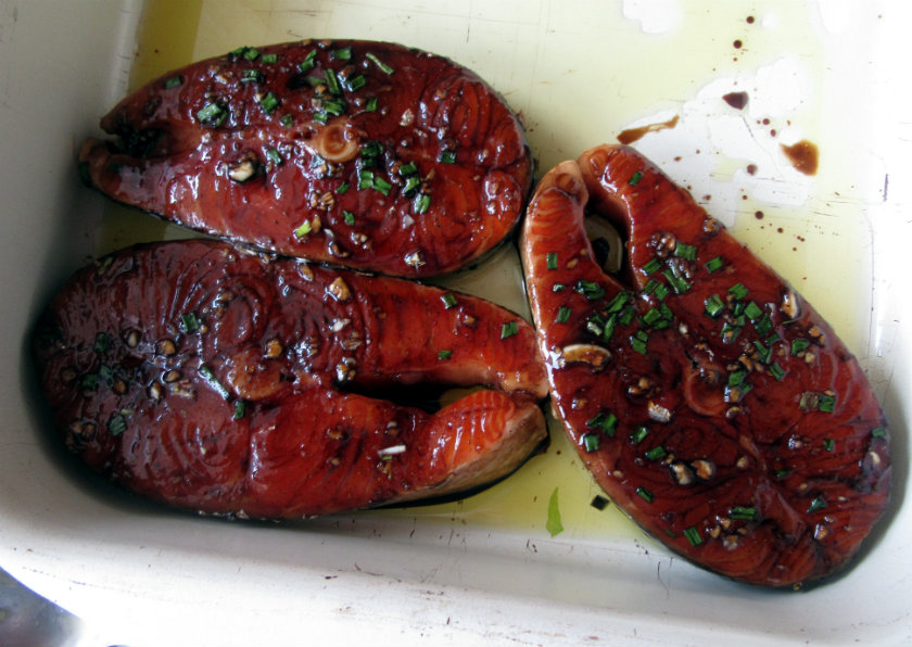 Odrezci lososa sa slatko - slanom glazurom 2 korak pripreme Maple-soy glazed salmon steaks by Laka kuharica: sprinkle with chives and bake in the oven