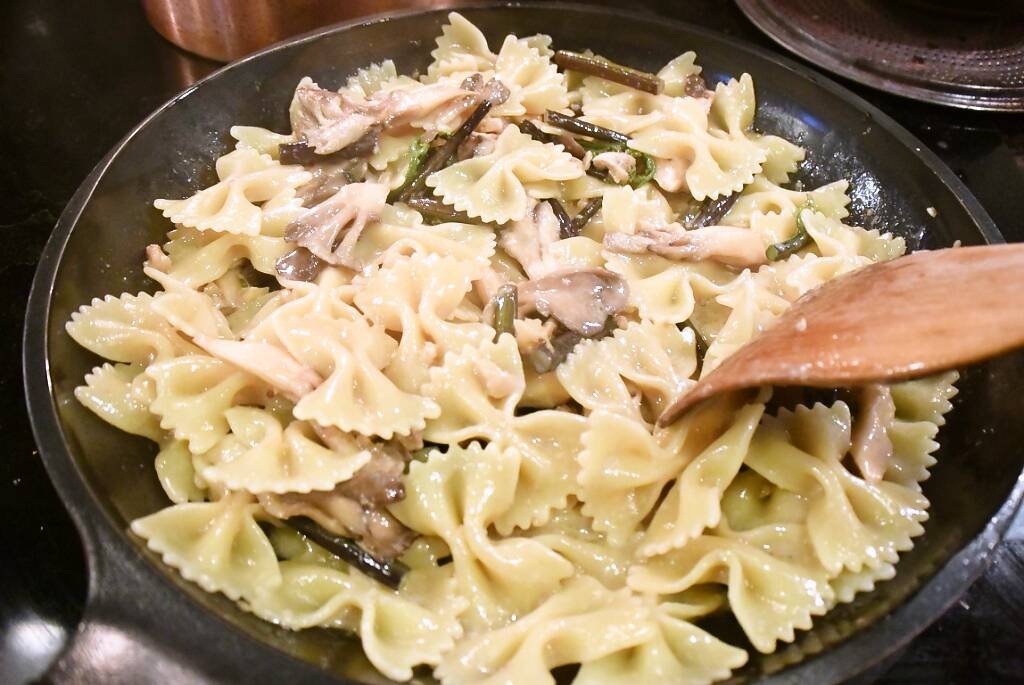 Recipes for Tom Maitake to warabi no gorugonzoora pasta / pasta with