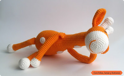 Con hilos, lanas y botones: jirafa amigurumi naranja