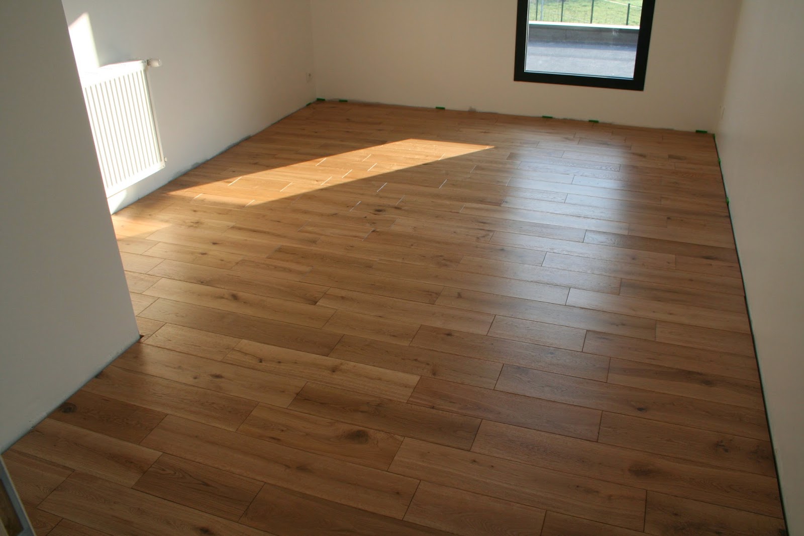 Maison contemporaine cubique: Pose du parquet