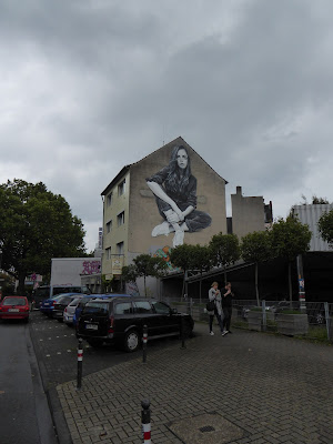 übergroße Frau in Köln/ Ehrenfeld Streetart Graffiti