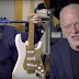 David Gilmour toca canciones de Pink Floyd en guitarras que serán subastadas
