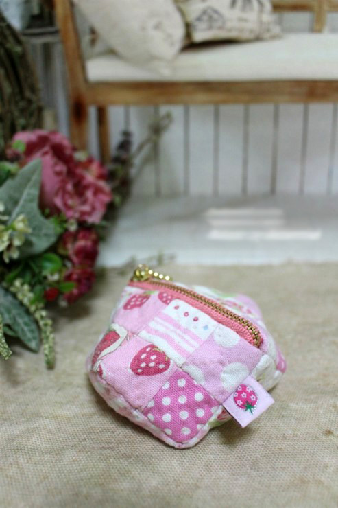 Make an easy patchwork pouch with our sewing Tutorial in Pictures.